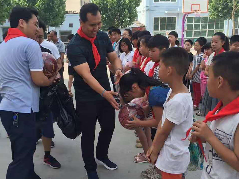 六一兒童節(jié)給康店鎮(zhèn)貧困兒童送溫暖